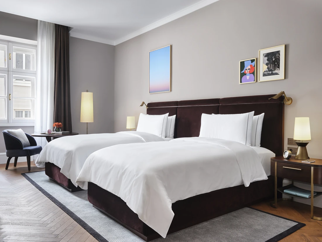 <p><span>Serene colours, natural materials, vibrant accents and artwork created especially for the hotel: All of these exclusive moments shape the cosy, elegant atmosphere &ndash; and not just in the Premier Twin Room. Photo: Rosewood Vienna</span><span></span></p>
